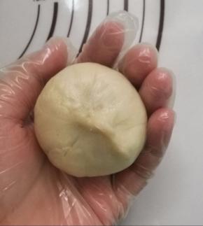 用虎口包紧收口。收口向下放在烤盘上。