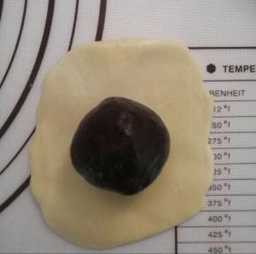 包上红豆蛋黄馅