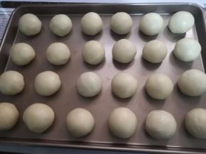 全部包好后，烤箱上下火200度预热，蛋黄打散，用羊毛刷刷在蛋黄酥表面