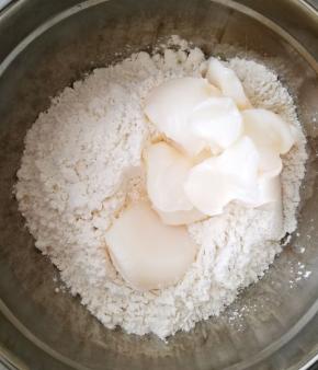 将油酥的所有的材料用硅胶刮刀混合均匀。