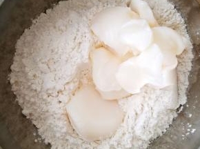 将油酥的所有的材料用硅胶刮刀混合均匀。