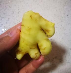 生姜一块，去皮。