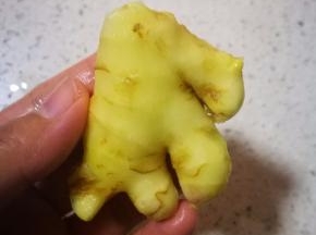 生姜一块，去皮。