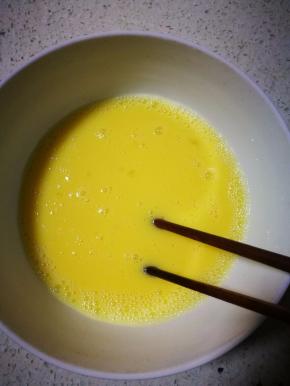 用筷子朝一个方向打散。