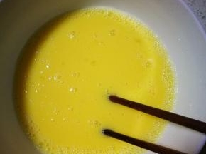 用筷子朝一个方向打散。