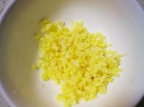将生姜切成姜末，越细越好。