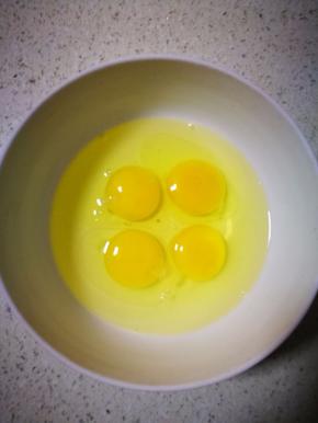 四个鸡蛋磕入碗中。