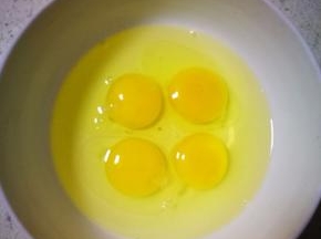 四个鸡蛋磕入碗中。