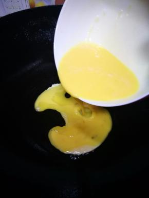 油热后，将鸡蛋液倒入锅中。