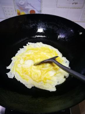 不要等蛋液凝固时就要拿锅铲快速搅散。