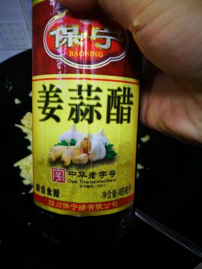 加入醋，白糖提鲜。