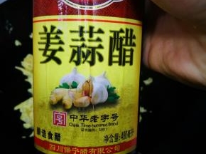加入醋，白糖提鲜。