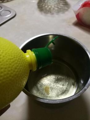 蛋白中滴入几滴柠檬汁