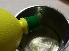 蛋白中滴入几滴柠檬汁