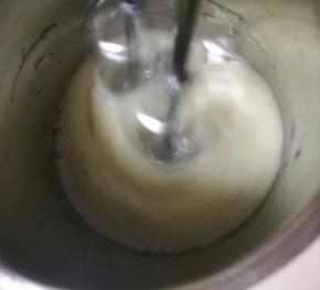 用电动打蛋器打发，鱼眼时加入第一次细砂糖