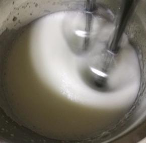 蛋白变成细腻泡沫时加入第二次细砂糖