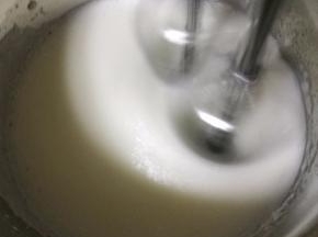 蛋白变成细腻泡沫时加入第二次细砂糖