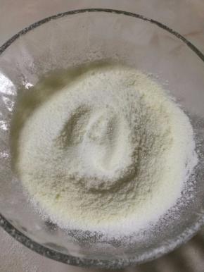 筛入全脂奶粉和玉米淀粉，翻拌均匀。
