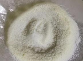 筛入全脂奶粉和玉米淀粉，翻拌均匀。
