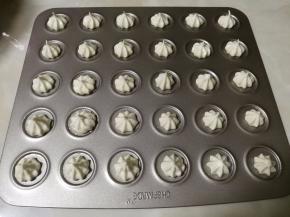 裱花袋剪个小口，放好一个裱花嘴。