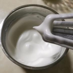 出现明显纹路时加入第三次的蛋白糖，知道硬性打发，提起打蛋器成小尖角为止。