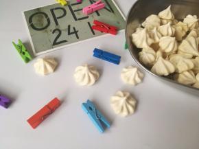 烤好后直接在烤箱中晾凉，密封保存。