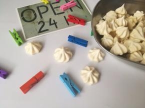 烤好后直接在烤箱中晾凉，密封保存。