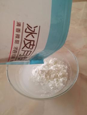 把月饼粉倒入热水中。边加粉可以边用筷子搅拌混合一下。