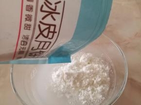 把月饼粉倒入热水中。边加粉可以边用筷子搅拌混合一下。