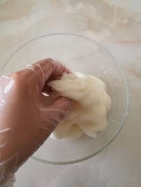 不烫手时戴上手套，将面团揉均匀，多揉面团才会变Q弹，要是没揉够就会粘牙，一定要多揉会。