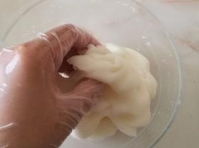 不烫手时戴上手套，将面团揉均匀，多揉面团才会变Q弹，要是没揉够就会粘牙，一定要多揉会。