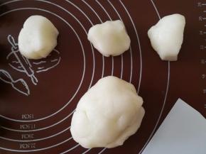 4.揉好的面团400克，分出三个50克的面团。