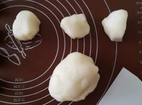 4.揉好的面团400克，分出三个50克的面团。