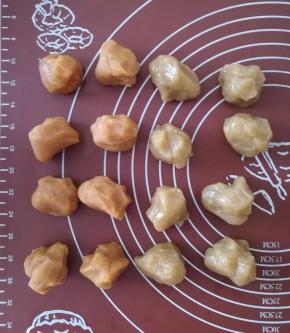 月饼馅称重，分为25克一个。