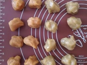 月饼馅称重，分为25克一个。