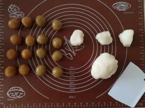 月饼馅揉圆备用。