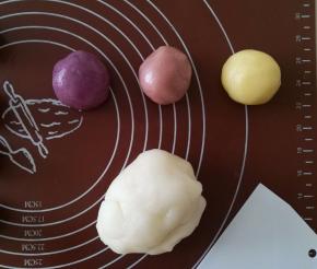 将果味粉揉进面团里，变成彩色的面团。