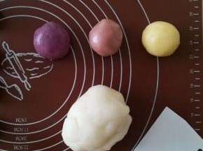 将果味粉揉进面团里，变成彩色的面团。