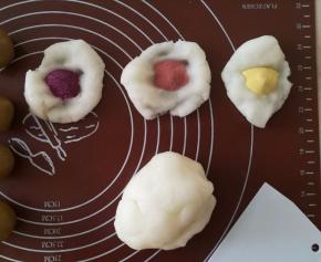 将果味粉分别加入三个50克的月饼皮面团中。