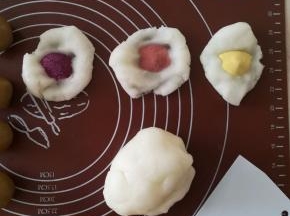 将果味粉分别加入三个50克的月饼皮面团中。