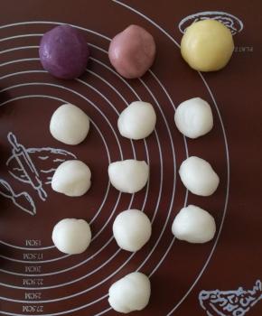 .将剩下的那团大的白色月饼皮，分成23克一个的小面团。