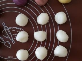 .将剩下的那团大的白色月饼皮，分成23克一个的小面团。