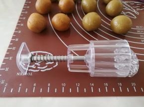 月饼花片装入月饼桶中。