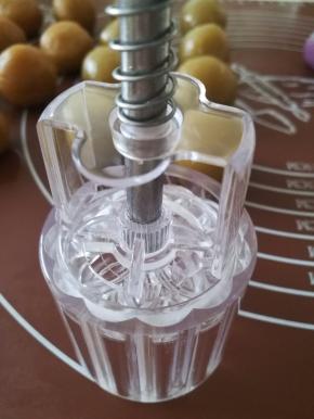 对准卡口，旋转卡紧花片。