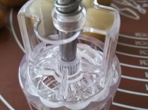 对准卡口，旋转卡紧花片。