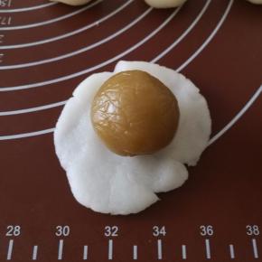 月饼馅放入面片中。