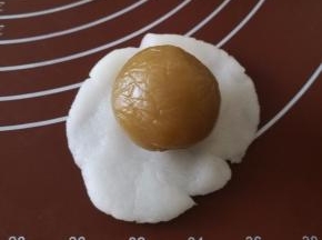 月饼馅放入面片中。