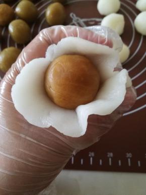 利用虎口慢慢往上收拢收口。