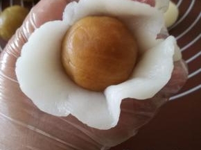 利用虎口慢慢往上收拢收口。