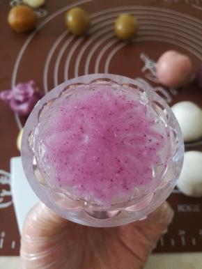 .取一点有颜色的面团，压入花片的花纹里，我没有对模具撒粉或涂油。